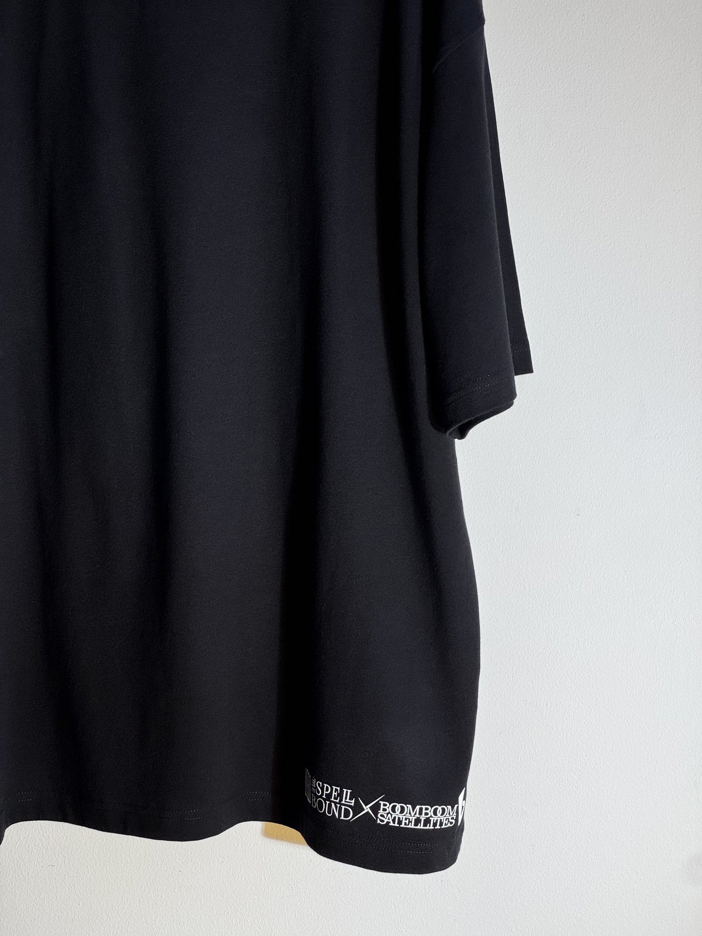 BOOM BOOM SATELLITES × THE SPELLBOUND “Kick it out” Memorial Tee【10/10公演後オンライン発売開始】